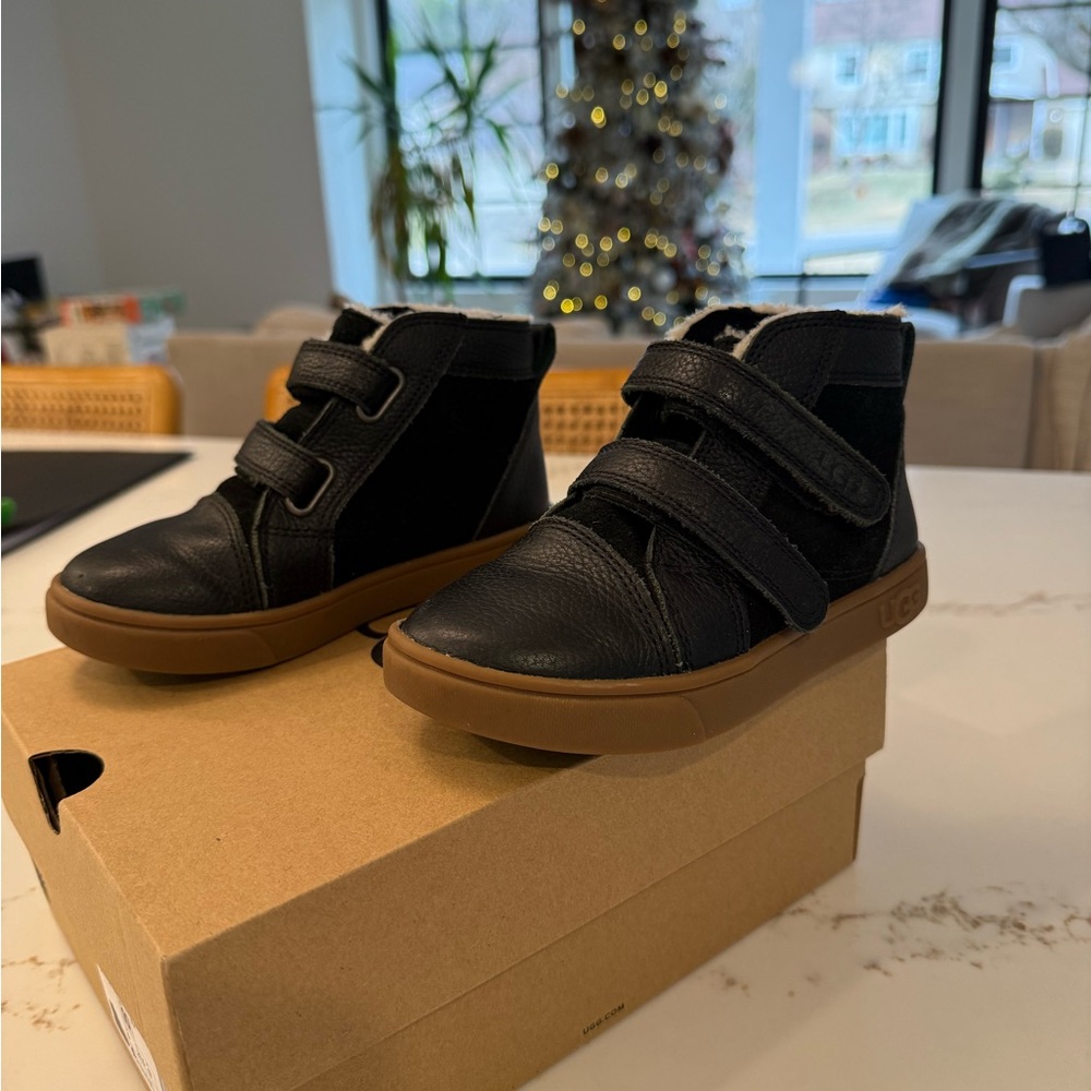 UGG Black Rennon II Leather Boots / Hightop Sneaker Sz
10 Toddler - Picture 4 of 10